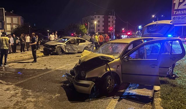 Erzincan-Sivas Karayolunda Feci Kaza: 5 Kişi Yaralandı (VİDEO)