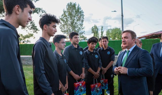 Vali Aydoğdu’dan Türkiye Finalleri Öncesi Fen Lisesi Futbol Takımına Moral Ziyareti