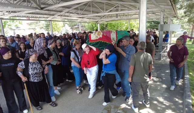 Erzincan’da Öldürülen Suna Koçak Kadınlar Tarafından Son Yolculuğuna Uğurlandı