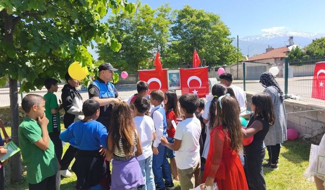 Karne Günü Polisten Çocuklara Sürpriz