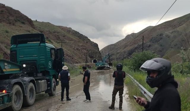 Kemah Yolu 10. Kilometrede Heyelan Sebebiyle Ulaşım Durdu