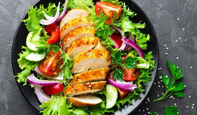 Pazar Sofrasına Sağlıklı Seçenek: Tavuklu Sezar Salata