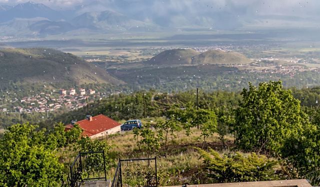 Erzincan'ın Üzümlü İlçesinde Şiddetli Dolu Yağışı