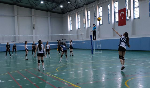 B Genç Kızlar Voleybol İl Birinciliğinde Heyecan Sürüyor