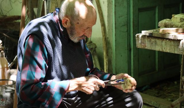 84 yaşındaki Yücel dede, atık malzemelerle 80 yıllık oyuncak kültürünün Erzincan temsilcisi oldu