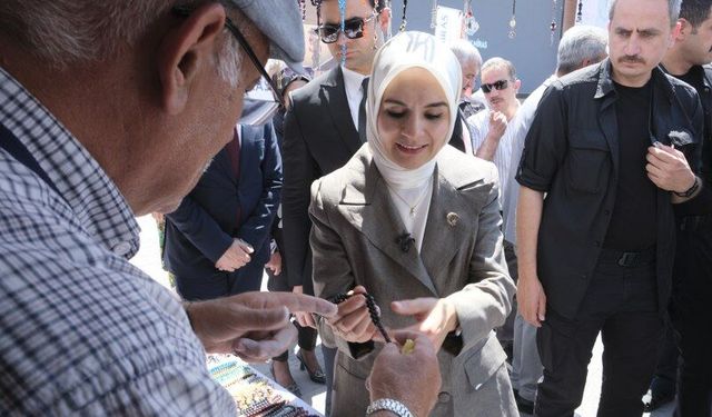 Bakan Göktaş Erzincan’da Esnafı Ziyaret Etti, Vatandaşlara Aşure İkram Etti (VİDEO)
