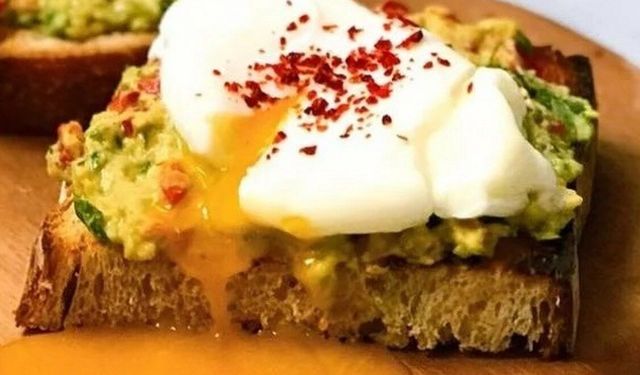 Ekşi Mayalı Ekmek Üzerinde Avokadolu Yumurta Tarifi