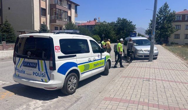 Erzincan'da Tek Taraflı Kaza 2 Yaralı, Birinin Durumu Ağır (VİDEO)
