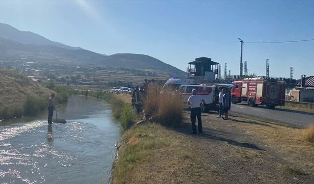 Erzincan'da sulama kanalına düşen otomobilin sürücüsü kurtarıldı