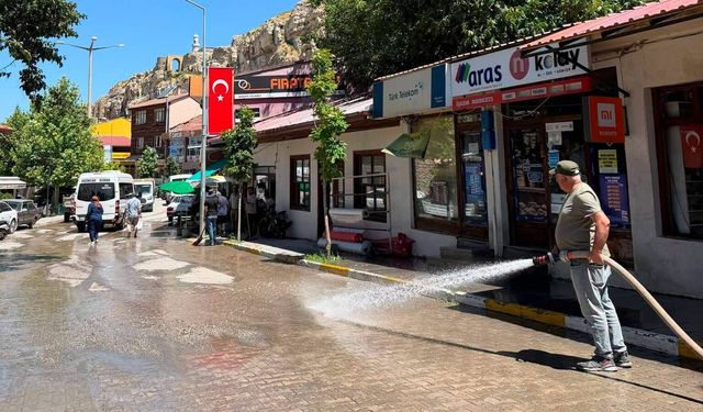 Kemah'ta İtfaiye Ekiplerinden Yol Temizliği Seferberliği