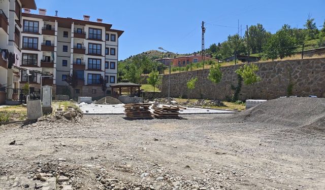 Kemah'da 1. Etap TOKİ Yol Düzenleme Çalışmaları Hız Kesmeden Sürüyor