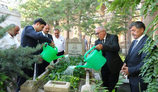 Merhum Mihrali Aksu Kabri Başında Dualarla Anıldı