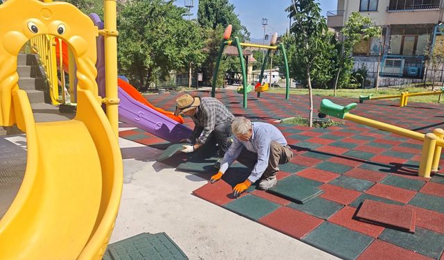 Kemah Belediyesi'nden Çocuk Parkına Güvenli Zemin Çalışması