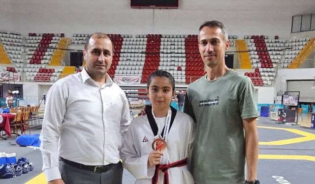 Erzincanlı Minik Tekvandocu Zehra Ecrin Biçer'den Bölge Üçüncülüğü