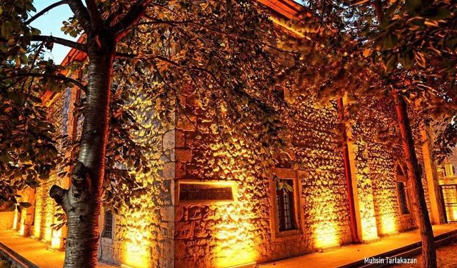 Tarihi Gülabibey Camii Işıklandırmasıyla Göz Kamaştırıyor