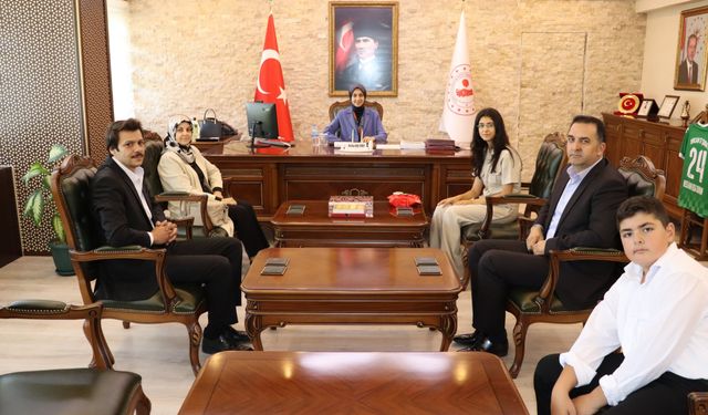 LGS Türkiye Birincisi Gül Çelebi'ye Kaymakam Duman'dan Tebrik