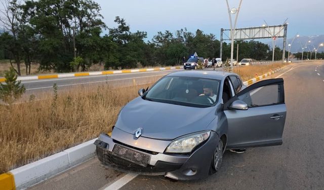 Terzibaba Kavşağı'nda Kaza: Araç Karşı Şeride Fırladı