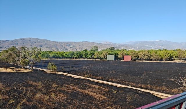 Elmaköy Girişindeki Tarla Yangını Büyümeden Kontrol Altına Alındı