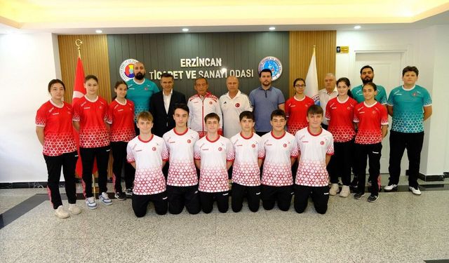 Badminton Milli Takımından Oda Yönetimine Anlamlı Ziyaret