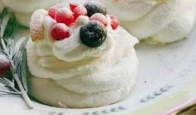 Dışı Kıtır İçi Pamuk Gibi: Mükemmel Pavlova Tarifi ve Püf Noktaları!