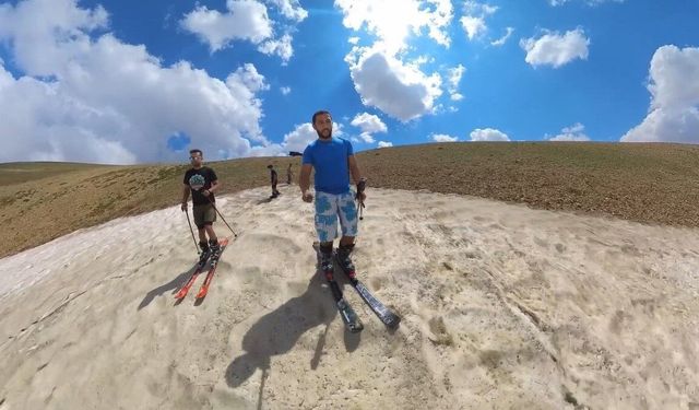 Erzincan'da ağustos sıcağında 3 bin 250 rakımda kayak keyfi