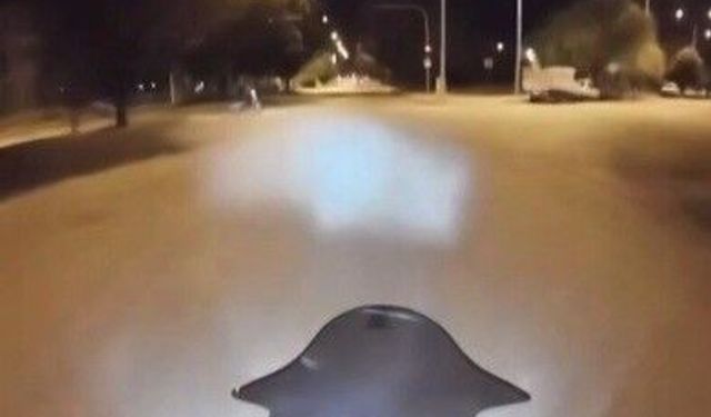 Erzincan'da iki motosikletin çarpışma anı kask kamerasına yansıdı