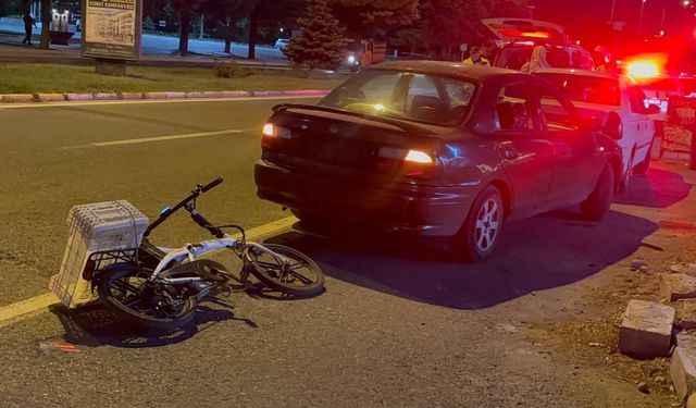 Erzincan’da Bisiklet ile Otomobil Çarpıştı: 1 Yaralı (VİDEO)