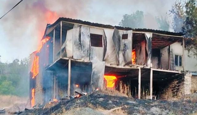 Kemah'ta Korkutan Yangın: İki Katlı Ev Küle Döndü (VİDEO)