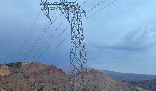 Kemaliye'de fırtına nedeniyle 8 köyde elektrik kesintisi
