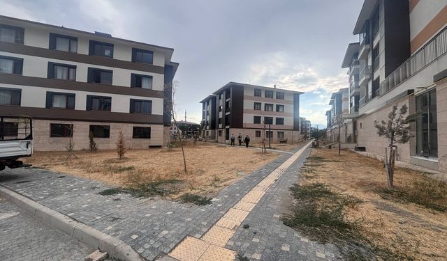 Kızılay ve Hocabey’de Kuruyan Çim Alanlar İçin Çalışma Başlatıldı