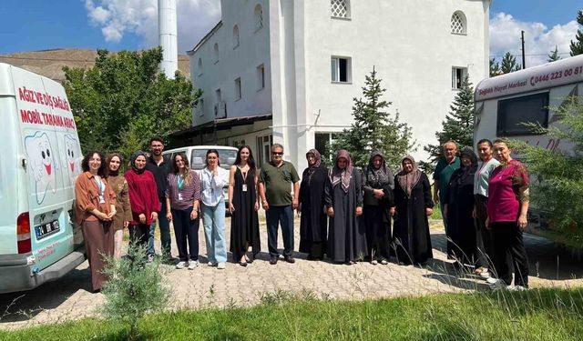 Sağlık ekipleri Yurtbaşı Mahallesi'nde vatandaşlarla buluştu