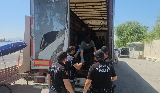 Tırın Dorsesinden Çıktılar: Erzincan'da 11 Düzensiz Göçmen Yakalandı (VİDEO)