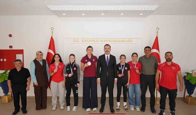Üzümlü'de başarılı güreşçilerden Kaymakam Hökelekli'ye ziyaret