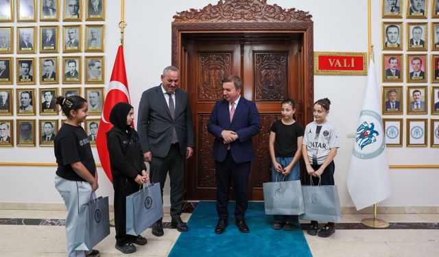 Vali Aydoğdu’dan Başarılı Karatecilere Sürpriz Hediye