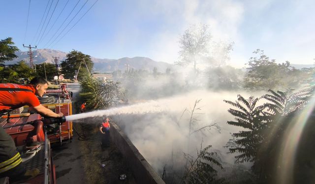 Erzincan'da boş arsadaki yangın evlere sıçramadan söndürüldü