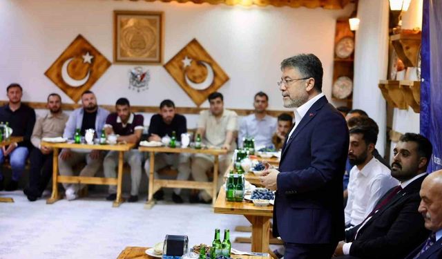 Bakan Yumaklı, Erzincan'da gençlerle buluştu