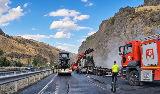 Erzincan-Erzurum kara yolunda hayvan yemi yüklü tır yandı