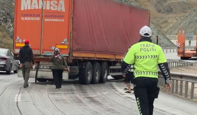 Erzincan-Sivas kara yolunda tır bariyere çarptı