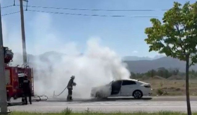 Erzincan'da bakım için servise götürülen otomobil yandı