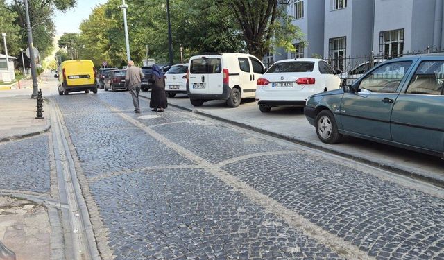 Dubalar Söküldü, Kaldırım Otoparka Döndü: Yayalar Yola Mahkûm