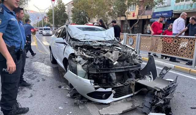 Otomobil Şehir İçi Otobüse Çarptı: Sürücünün Hayati Tehlikesi Bulunuyor (VİDEO)