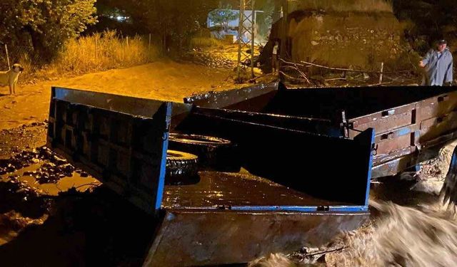 Erzincan'da sağanak yağış Saraycık köyünde taşkına neden oldu