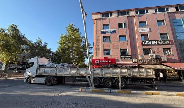 Erzincan'da tırın dorsesi aydınlatma direğine çarptı