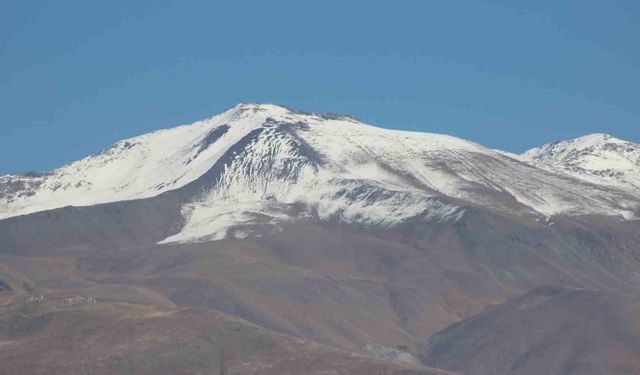Erzincan'ın yüksek kesimleri mevsimin ilk karıyla beyaza büründü