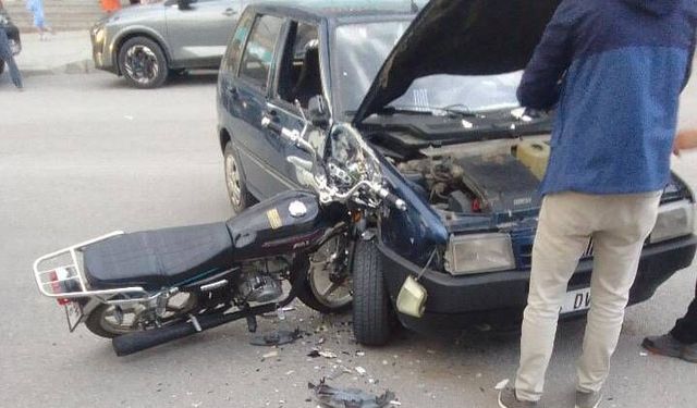 Erzincan’da Otomobil ile Motosiklet Çarpıştı: 2 Yaralı (VİDEO)