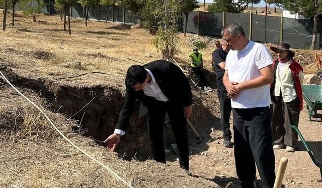 Kemah'ta Sultan Melik Türbesi'ndeki restorasyon çalışmaları incelendi