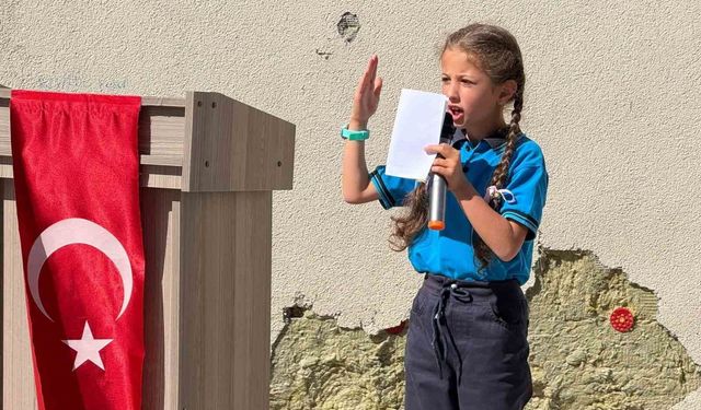 Refahiye'de İlköğretim Haftası programında okulun bakımsızlığı dikkat çekti