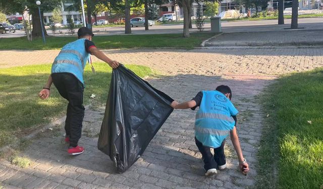 Erzincanlı gençlerden Atatürk Parkı’nda çevre temizliği
