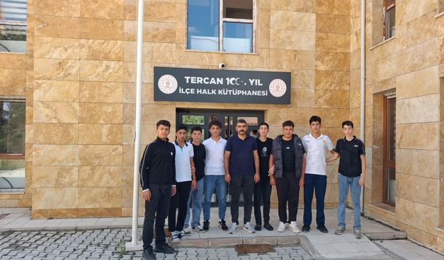 Tercan’da Gençlerden Kütüphane Ziyareti
