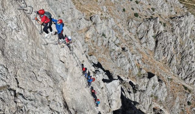 Türkiye'de tek Kemaliye'de bulunan 'Via Ferrata' parkuru adrenalin tutkunlarının rotası oldu